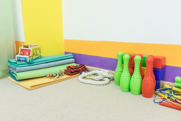 Comment les comédies musicales intègrent-elles des thèmes contemporains ?